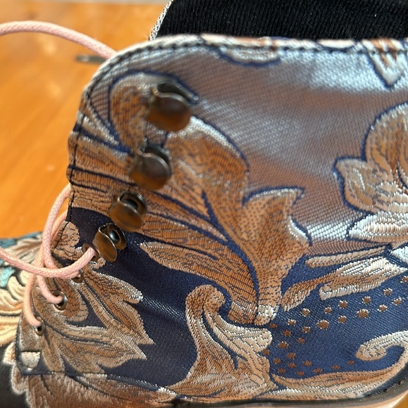 Gorgeous cloth booties size 8 (39) - Picture 4 of 6